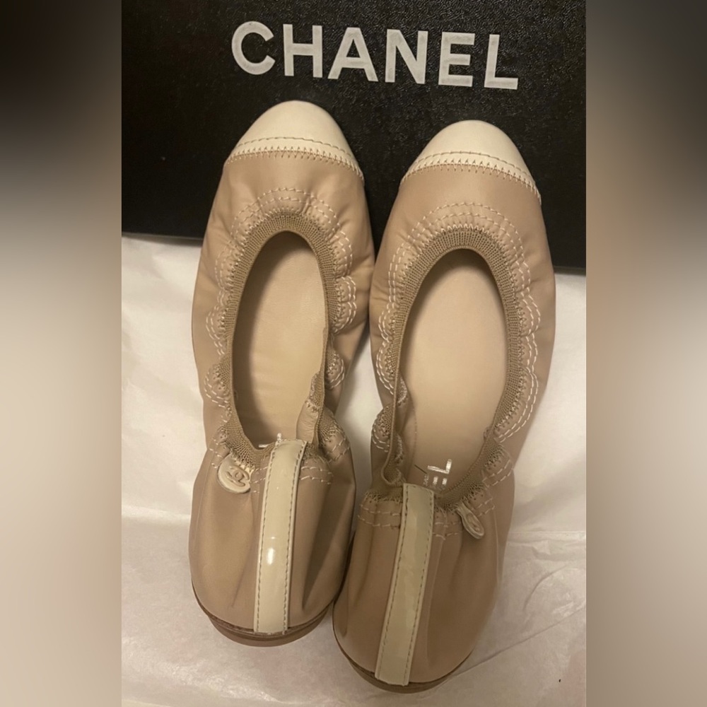 Chanel nude ballerinas with white patent leather accents. - Picture 4 of 9